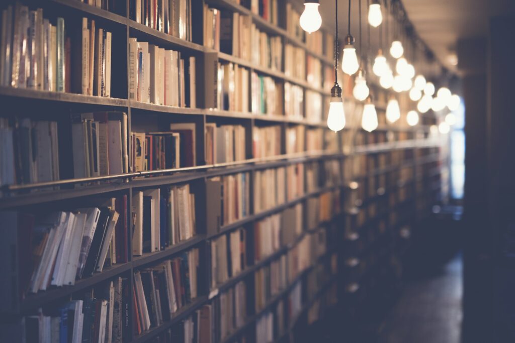 Bibliotek med tända lampor