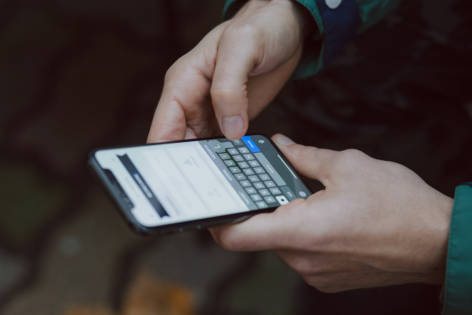 Person som scrollar på sin mobil